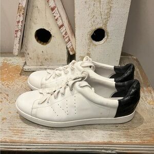 Vince White and Black Women 9.5 Leather Athletic Shoes